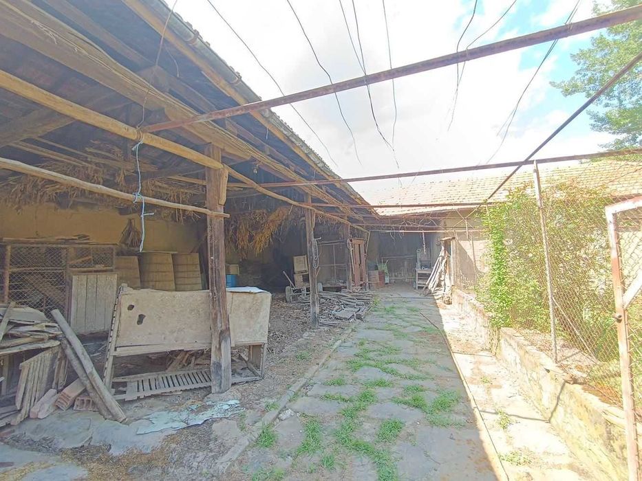 Къща с голям двор в село Плаково