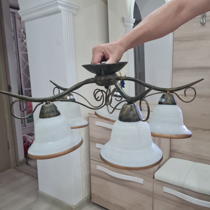 Продается  люстра