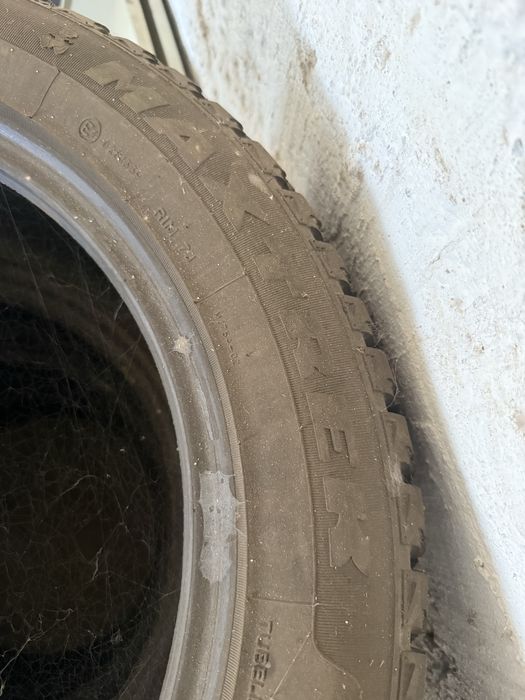 Продам шины шипы на камри