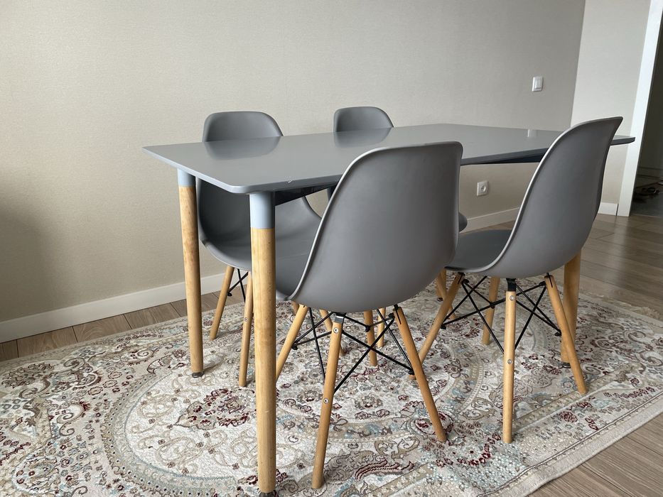 Продам стол со 4 стульями!