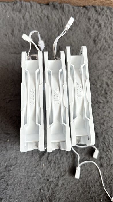3 Ventilatoare fanuri Arctic P12 PRO ARGB