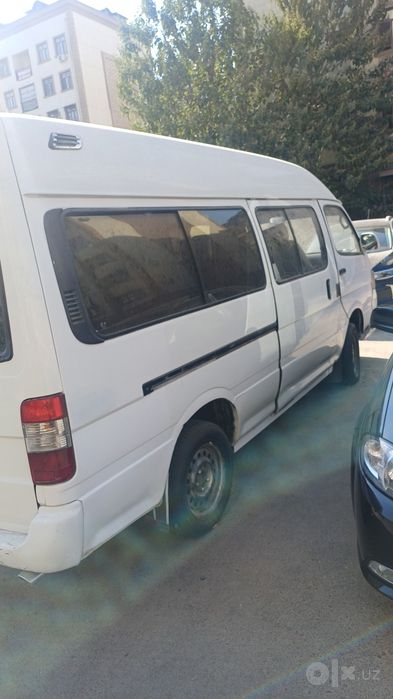 Sotuvda Faton mikra aftobus