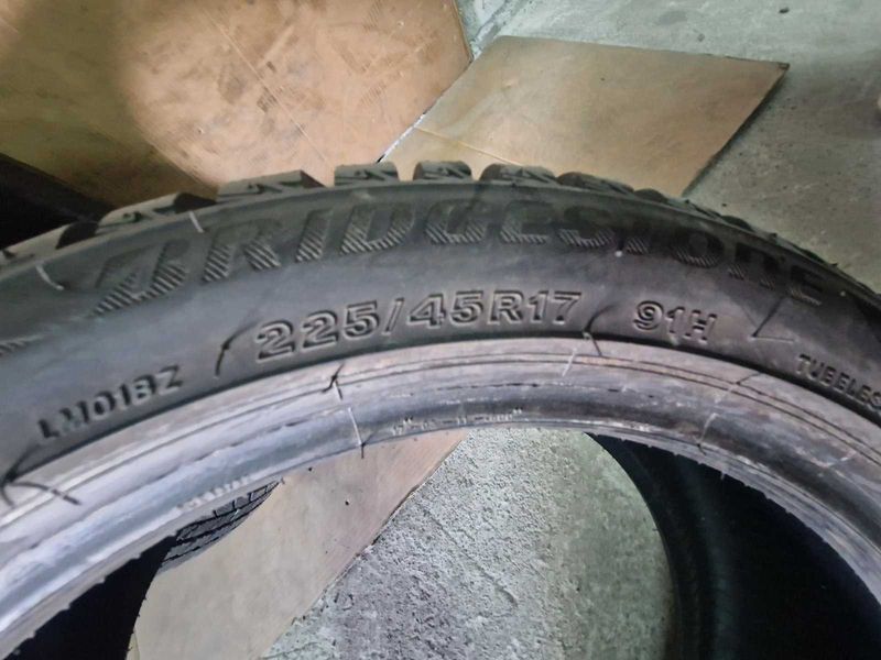 2 Bridgestone R17 225/45
зимни гуми DOT2417