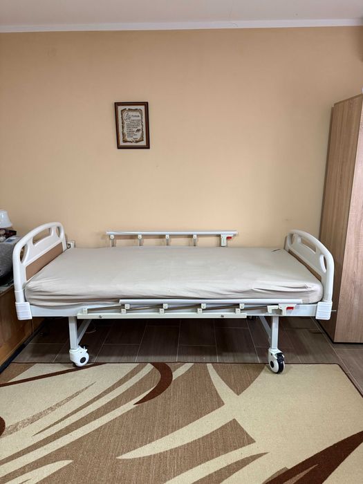 Механично болнично легло с четири секции ЕРГО с дунапренен матрак и антидекубитален дюшек