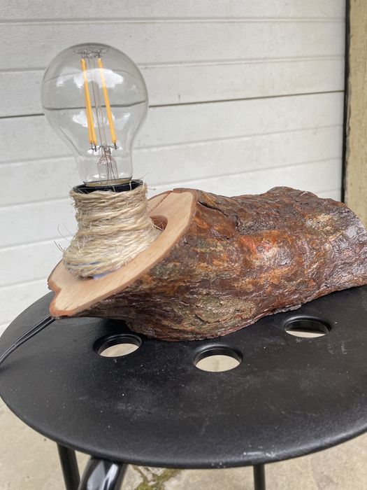 Настолна лампа от дърво