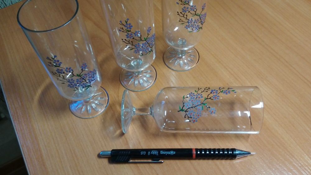 Четыре изящные-рюмки.