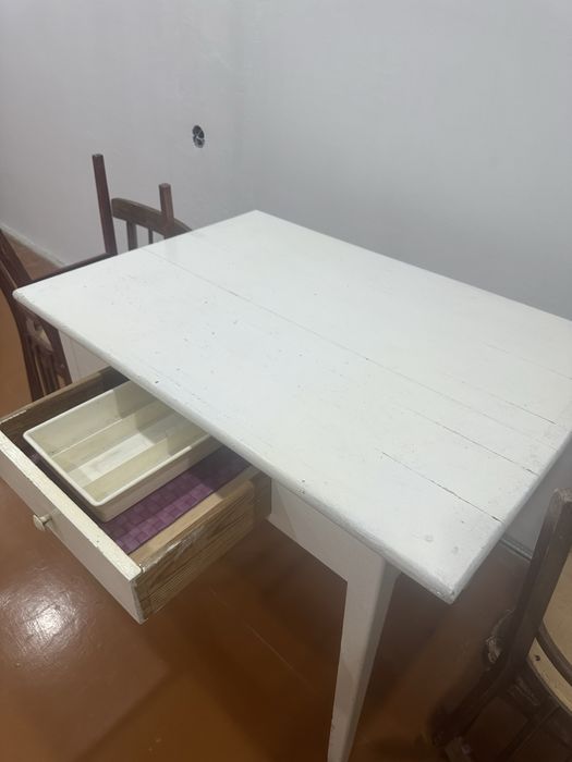 Стол без стульев