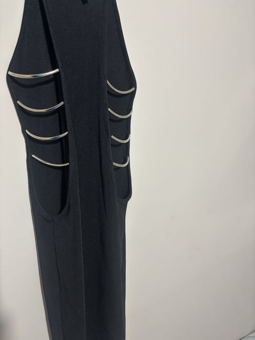 Черна рокля до коляно