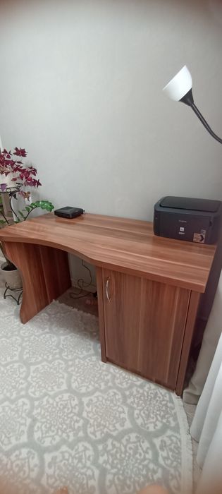 Письменный стол.