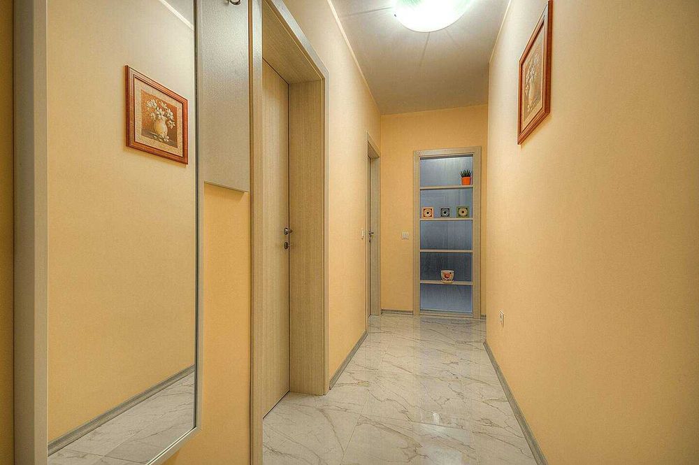 Дава се под наем Тристаен апартамент в София, Център - 110 кв.м за 1050 € - Снимка #1