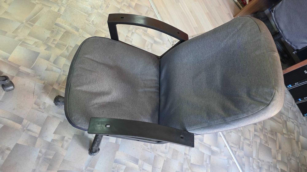 Продавам офис столове – удобни и запазени!