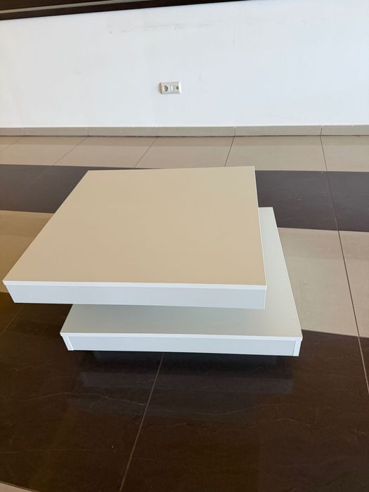 Въртяща бяла холна маса