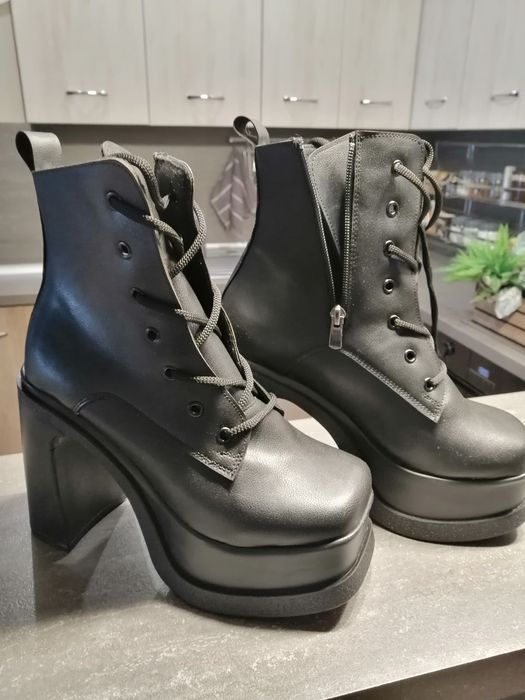 Продавам обуки - боти