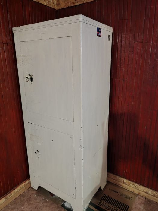 Старый советский рабочий сейф