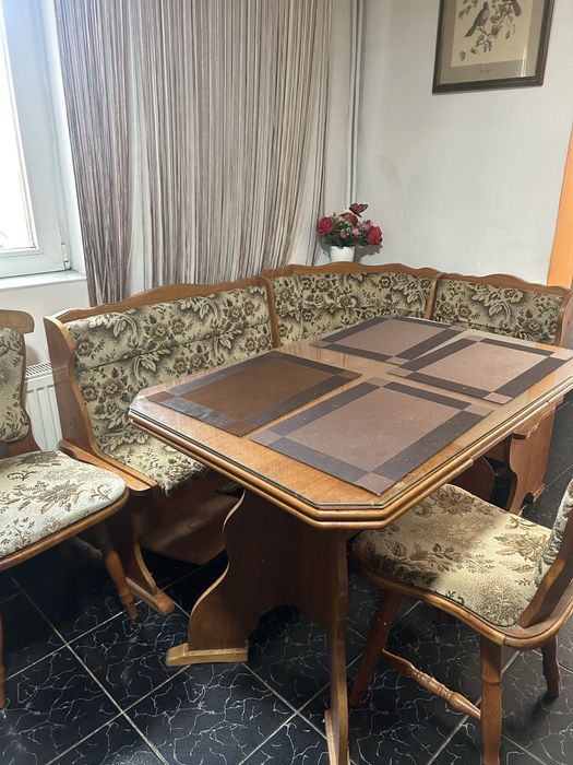 Vand coltar din lemn masiv cu masa si 4 scaune