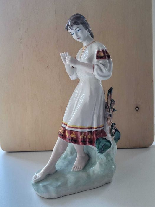 Фарфоровая статуэтка "Девушка, гадающая на ромашке"