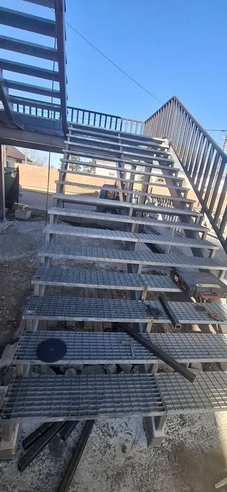 Trepte și gratare zincate