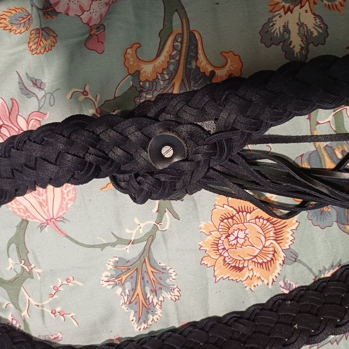 Черен колан с цвете