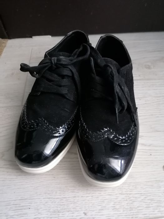 Нови черни обувки