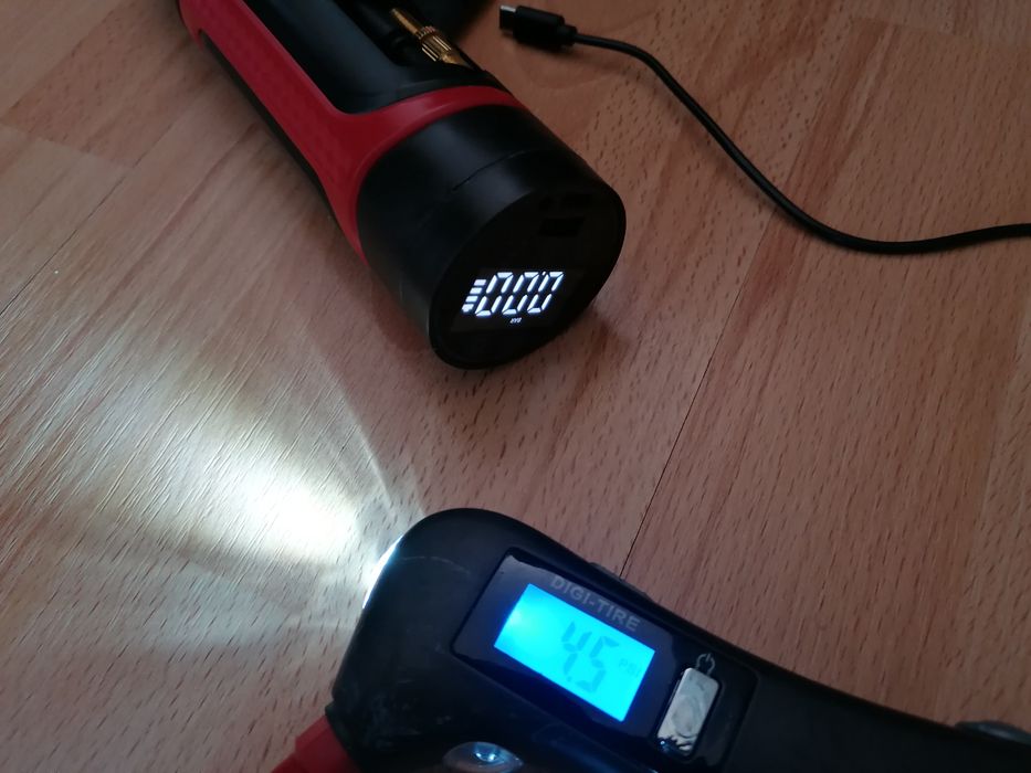 Compresor cu acumulator portabil si un Multitool electric util in masina