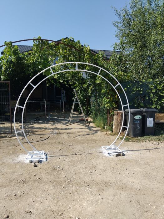 Arcade de trandafiri si grădină