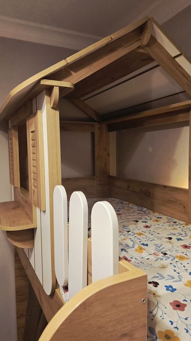 Кровать двухьярусная