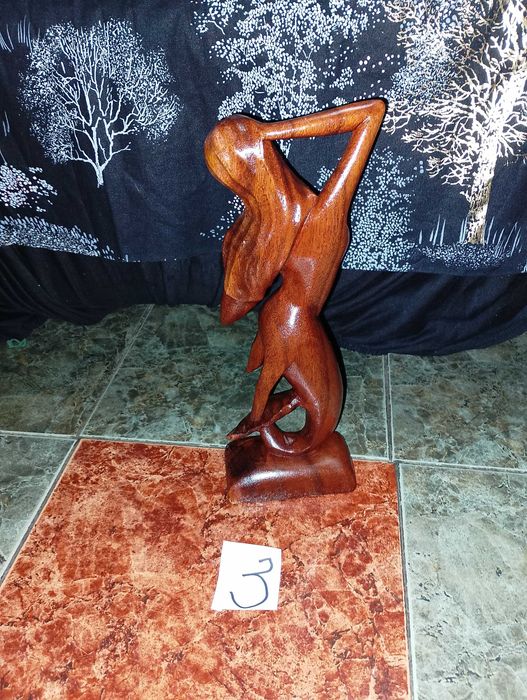 Еротични статуетки от дърво