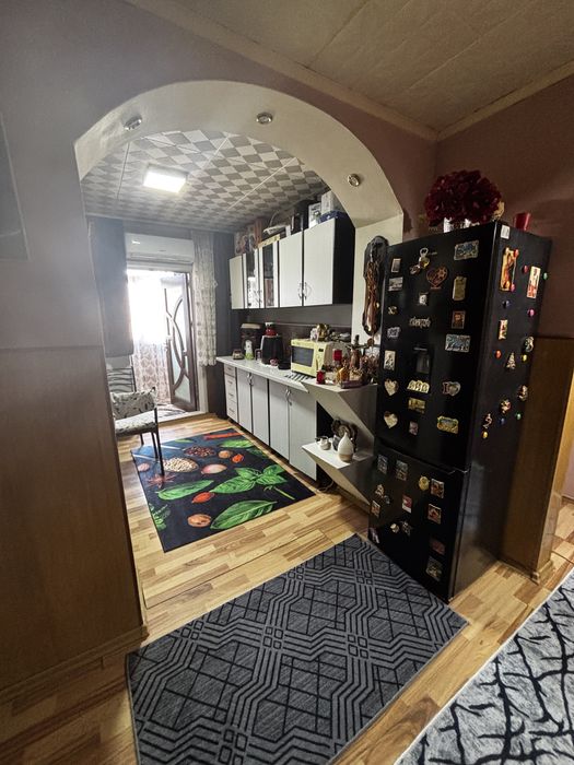 Vând apartament cu 2 camere, complet mobilat și utilat, gata de mutat. Apartamentul este potrivit pentru locuit și se vinde împreună cu mobila.