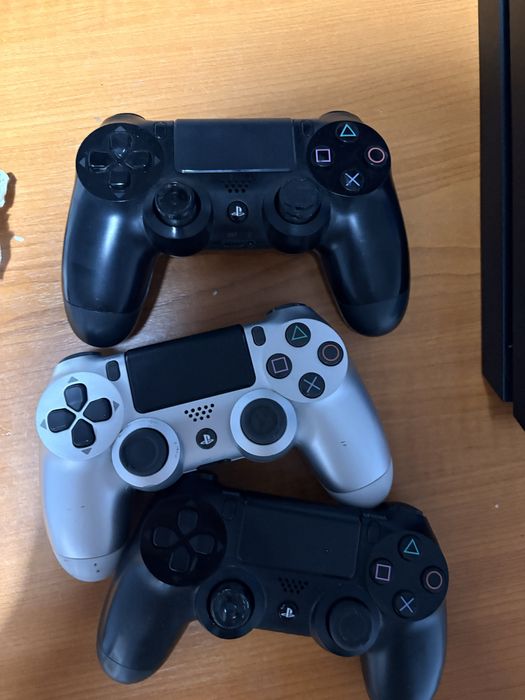 Ps4 in stare foarte buna, a fost folosit foarte rar, vine cu 3 manete+joc fifa 21.