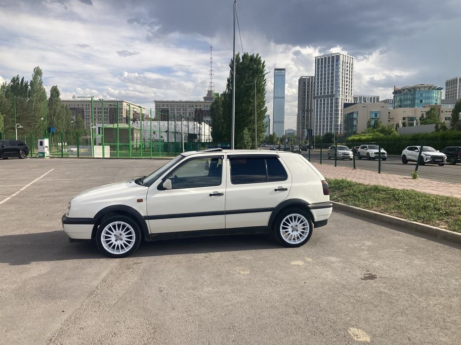 Продам фольксваген гольф3  1993 г в хошем состояние белого цвета