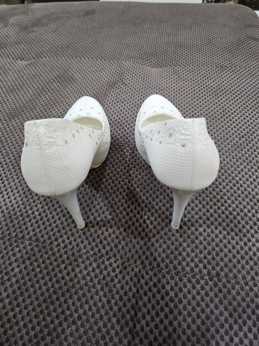 Бяли обувки 36номер
