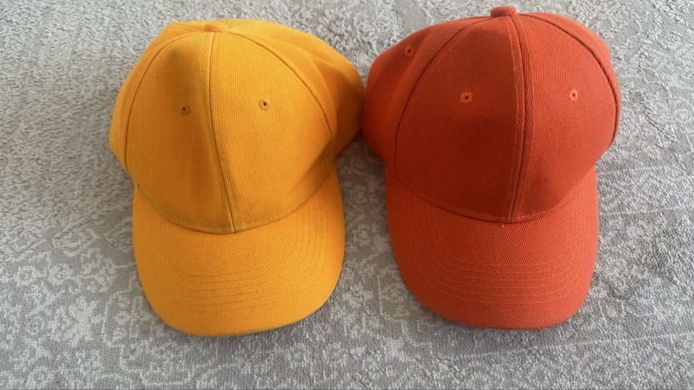 Яркие кепки в продаже