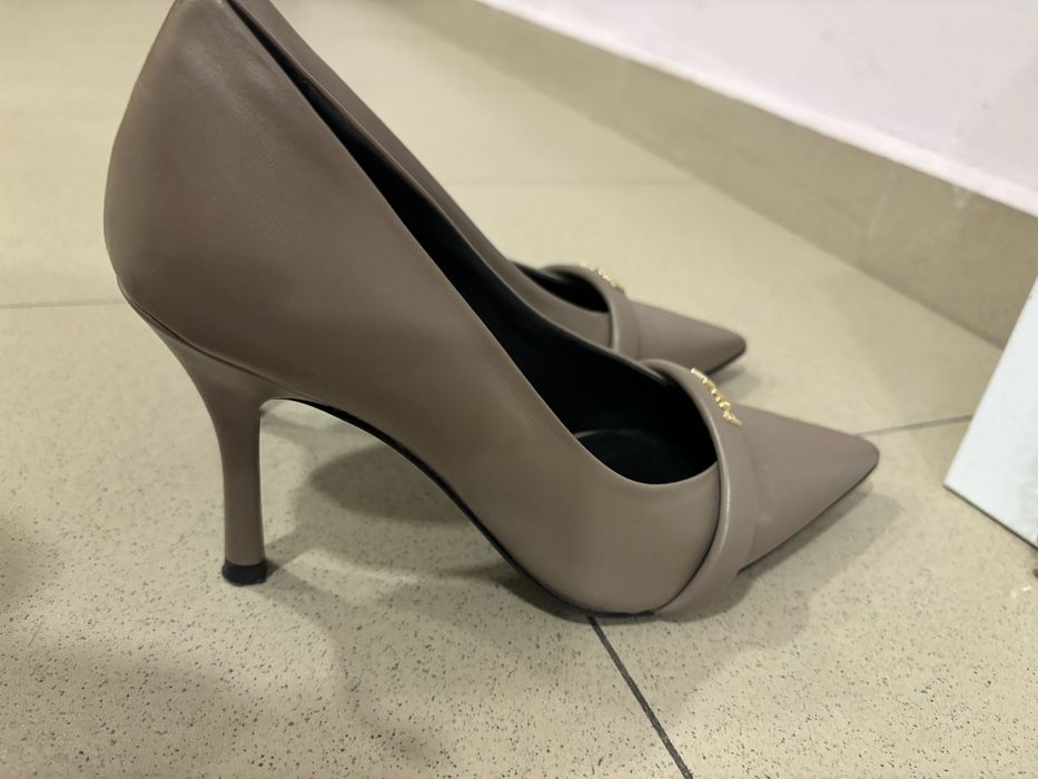 Елегантни обувки на ток Furla