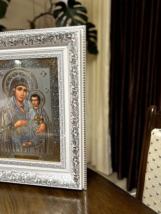 Icoana Sfintei Maria si Iisus, metal 30 cm pe 40 cm sub sticla.