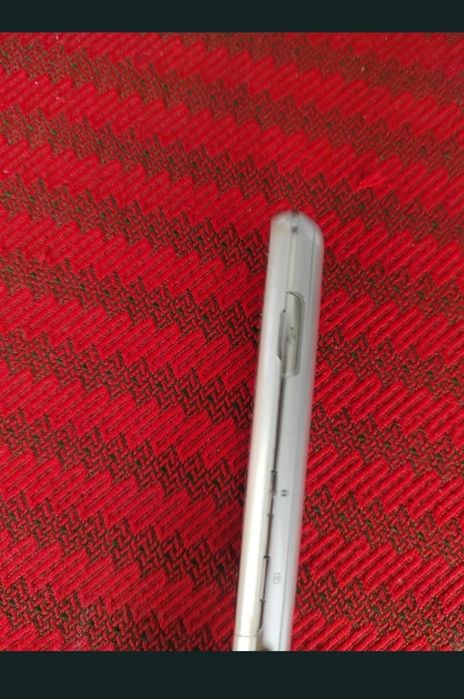Telefon  cu touchscreen și cameră video/foto, cu carcasa de aluminiu.