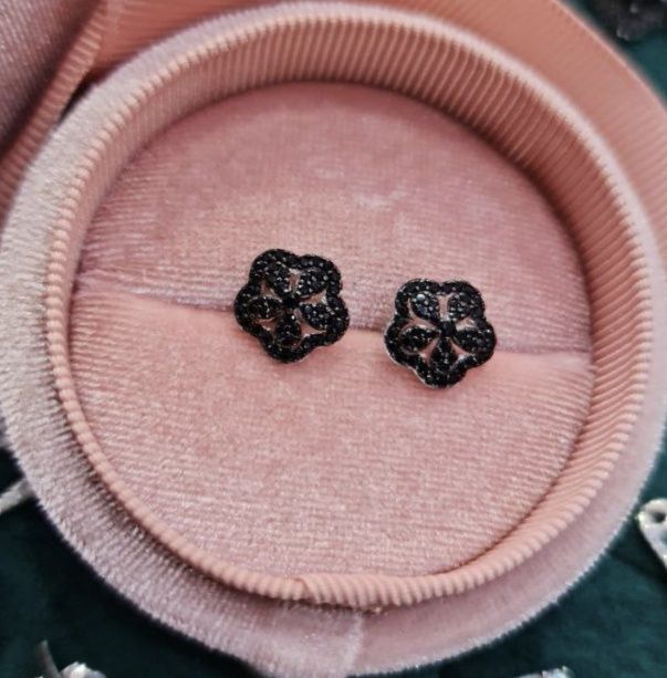 Серебряные пусеты с черными цирконами