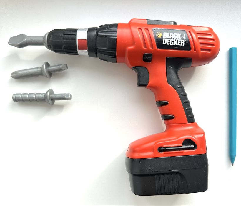 Шуруповерт игрушка  и ящик для инструментов.