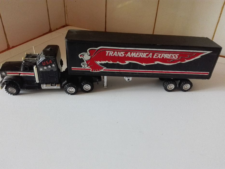 Микроскоп , камион и стара абаджийска ножица .