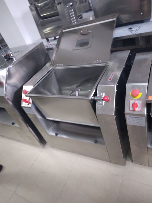 Тестомесачки Месобъркачки от два различни производители