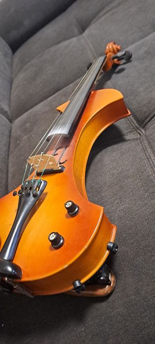 Vând vioară electrică