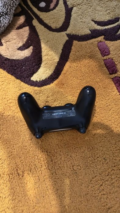 Ps4 slim 825 gb storage с 2 джойстика и 4 игри