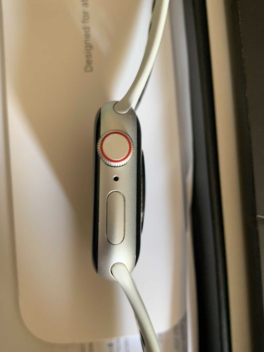 Apple Watch SE (GPS + Cellular) Nike 40MM