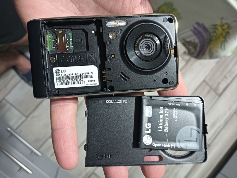 Vând telefon LG KU 990i