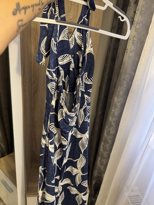 Vand rochie . Se prezinta in stare foarte buna . Nu a fost purtata decat o singura data . Marime 36-38