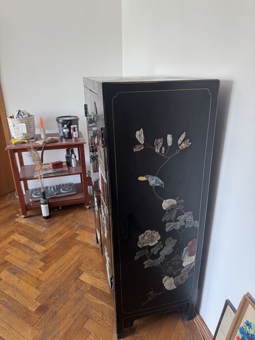 Dulap chinezesc cu pietre de sidef