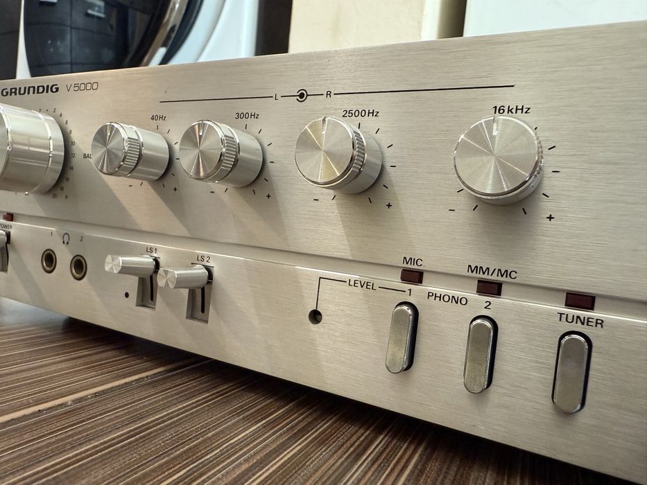 Grunding V5000 Качествен стерео усилвател