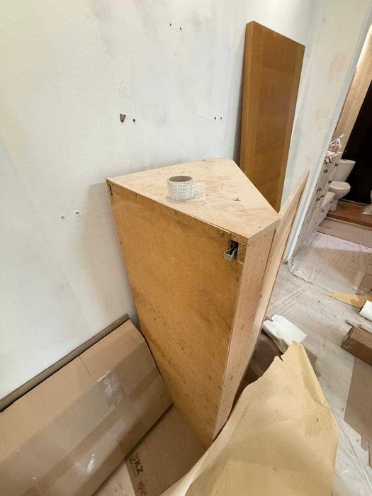 Продам угловой навесной шкаф