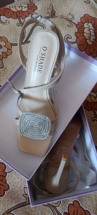 Продам босоножки новые