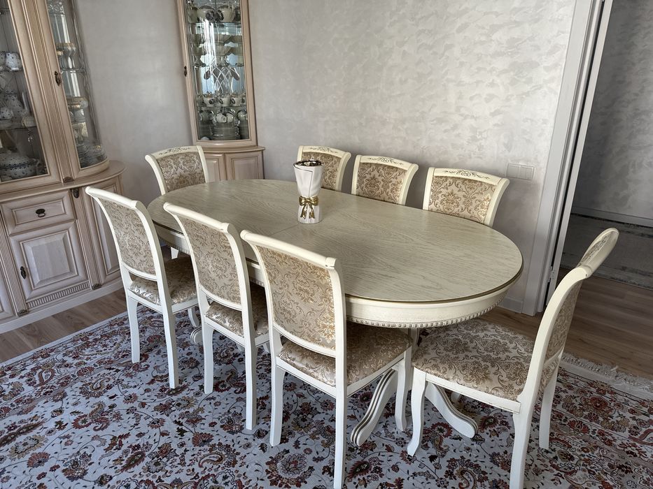 Стол с 10 стульями