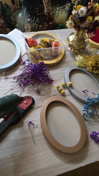 Tablou oval realizat manual cu flori naturale